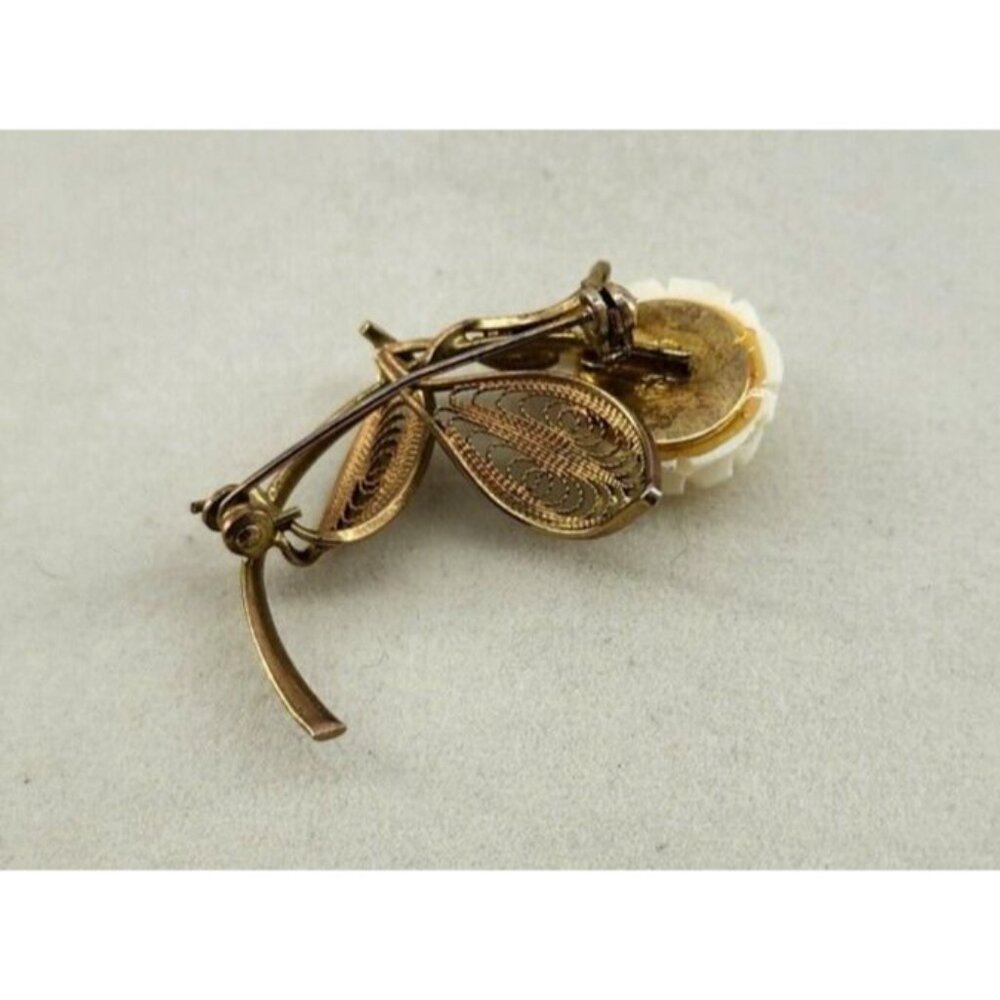 Vintage Unbranded White Carved Flower Gold Tone‎ Filigree Floral Brooch - Picture 4 of 4